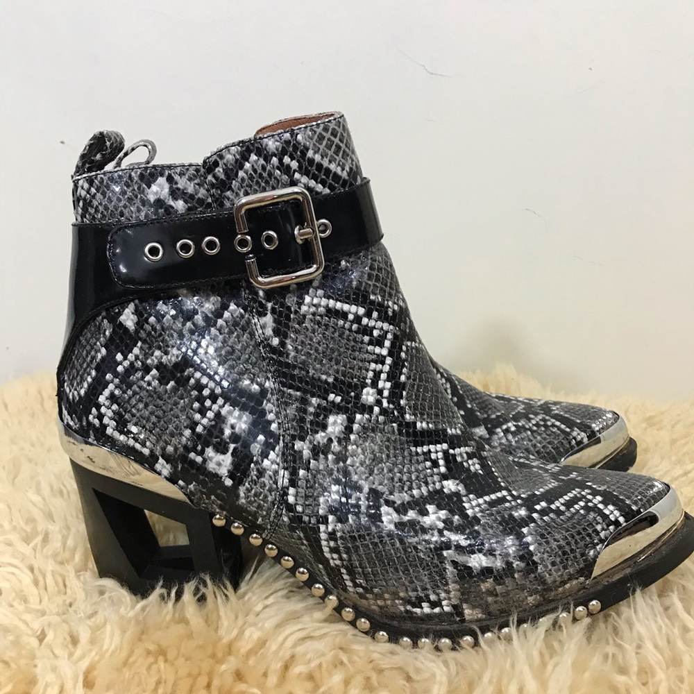 Verdant Italian made pair of ankle boots size 8